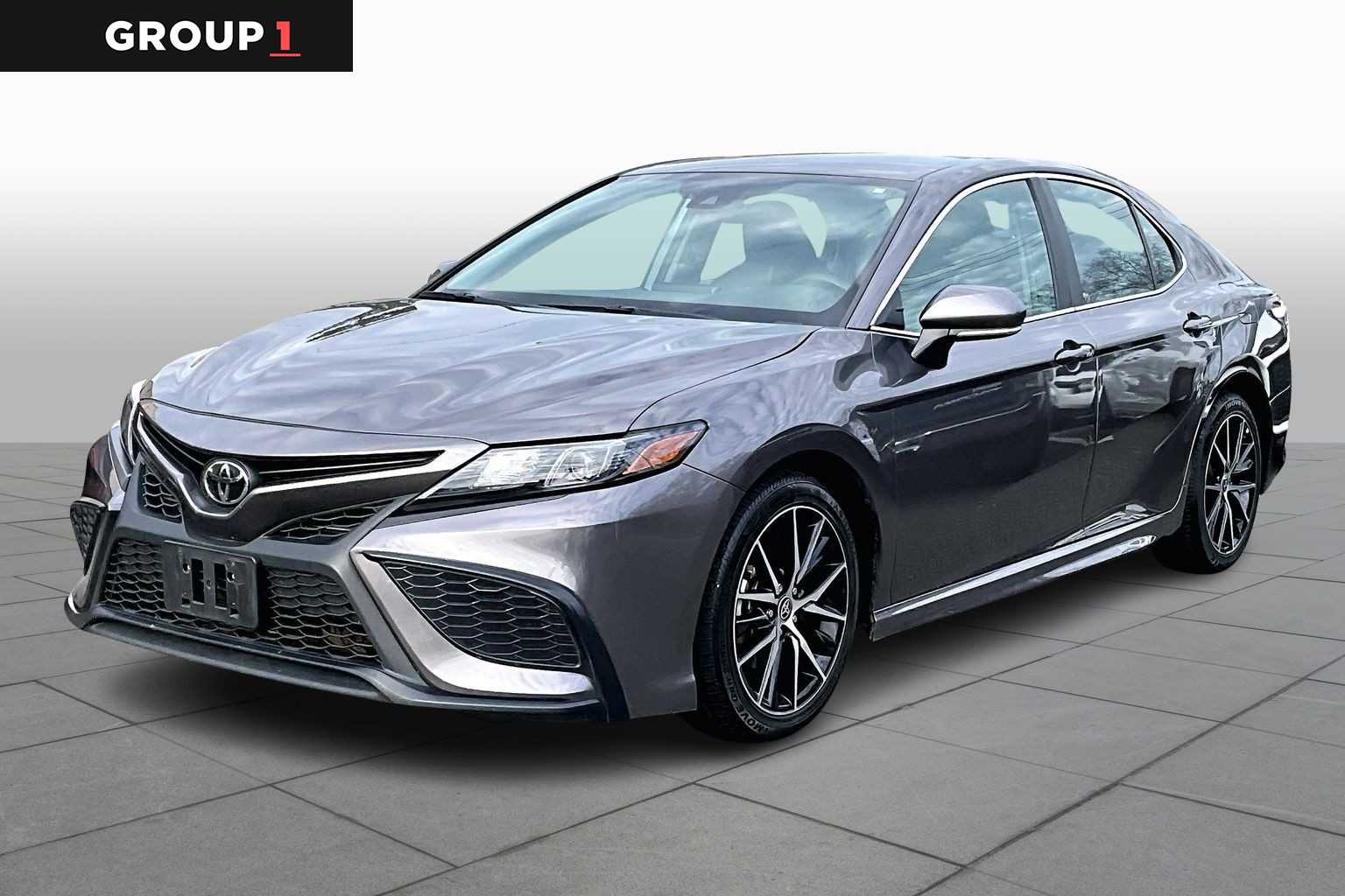 2024 Toyota Camry SE's photo