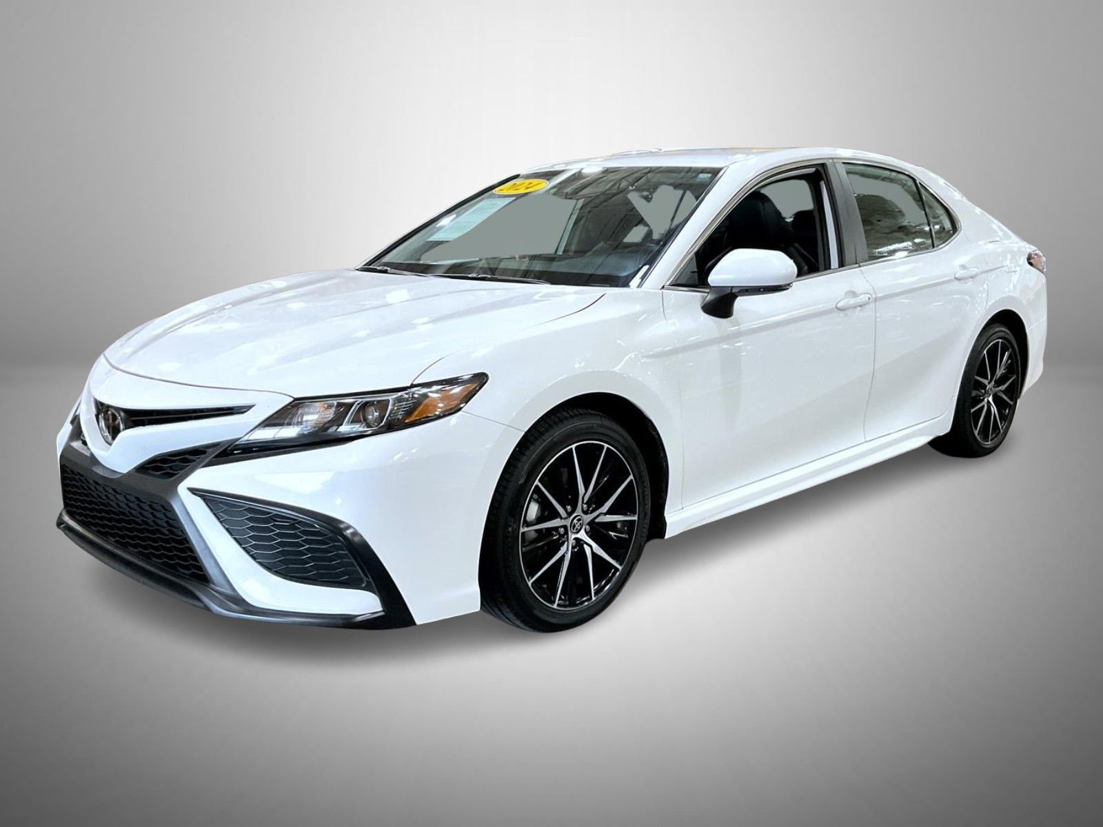 2024 Toyota Camry SE's photo