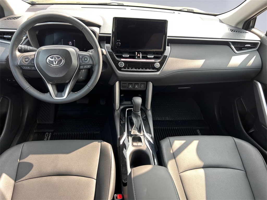 2025 Toyota Corolla Cross XLE photo 12