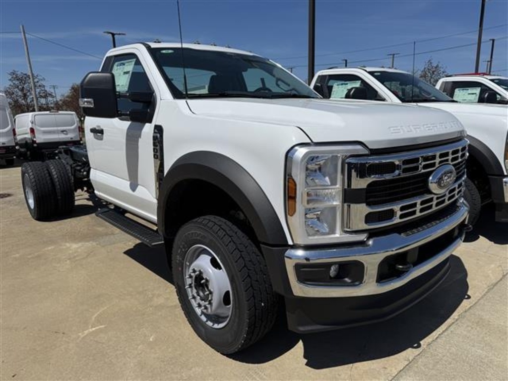 2025 Ford F-600 photo 3