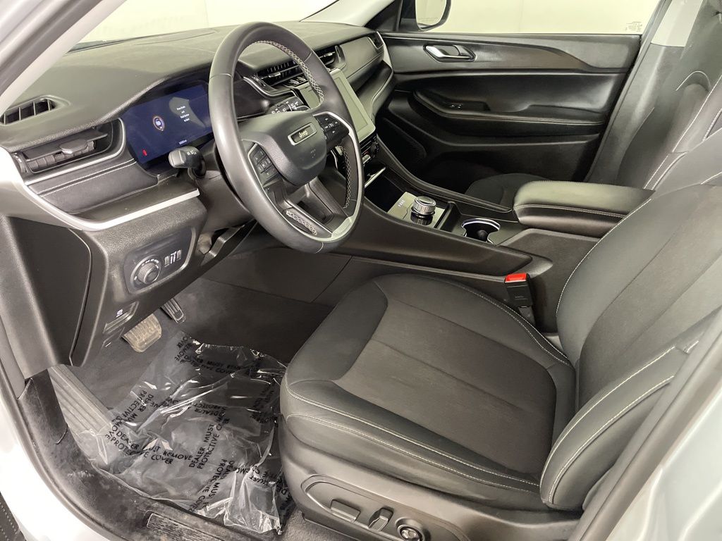 2023 Jeep Grand Cherokee Laredo photo 15
