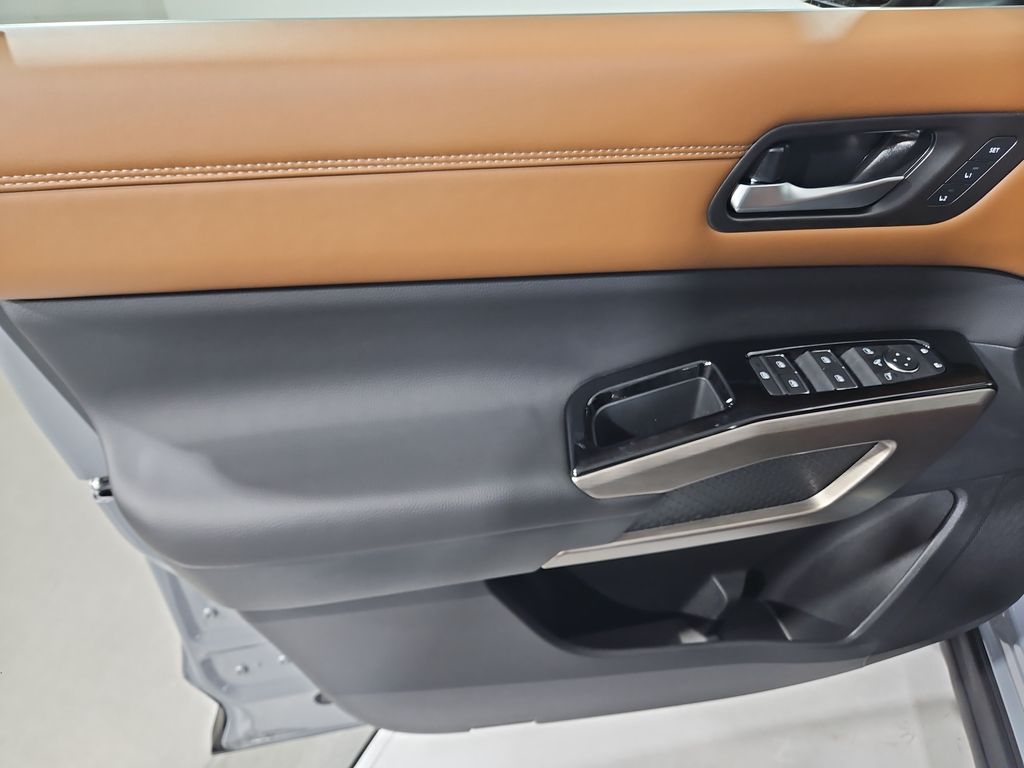 2025 Nissan Pathfinder Platinum photo 4