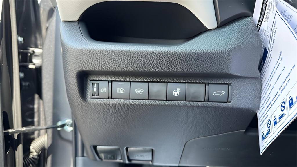 2025 Toyota RAV4 XLE photo 12