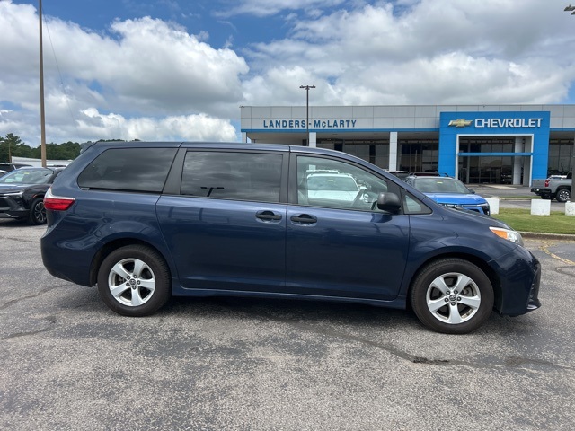 2020 Toyota Sienna L photo 2