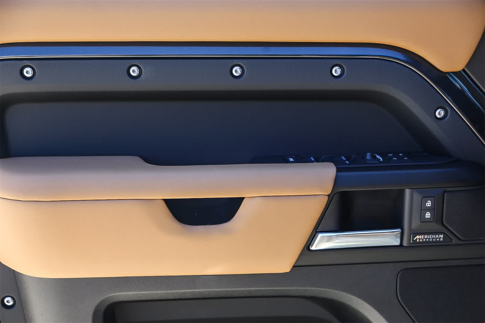2025 Land Rover Defender 110 photo 19