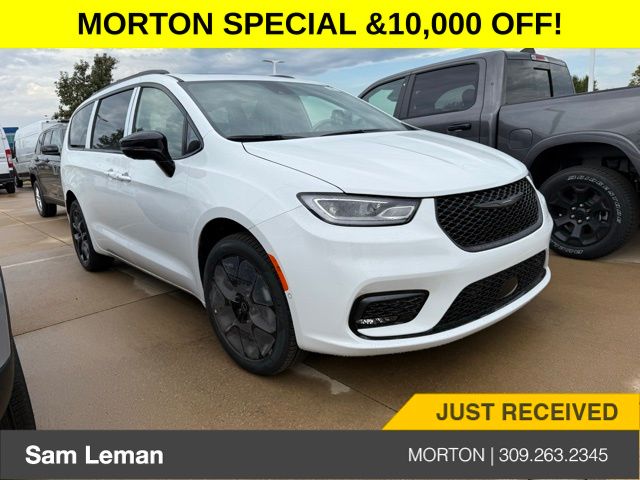 2026 Chrysler Pacifica Limited's photo