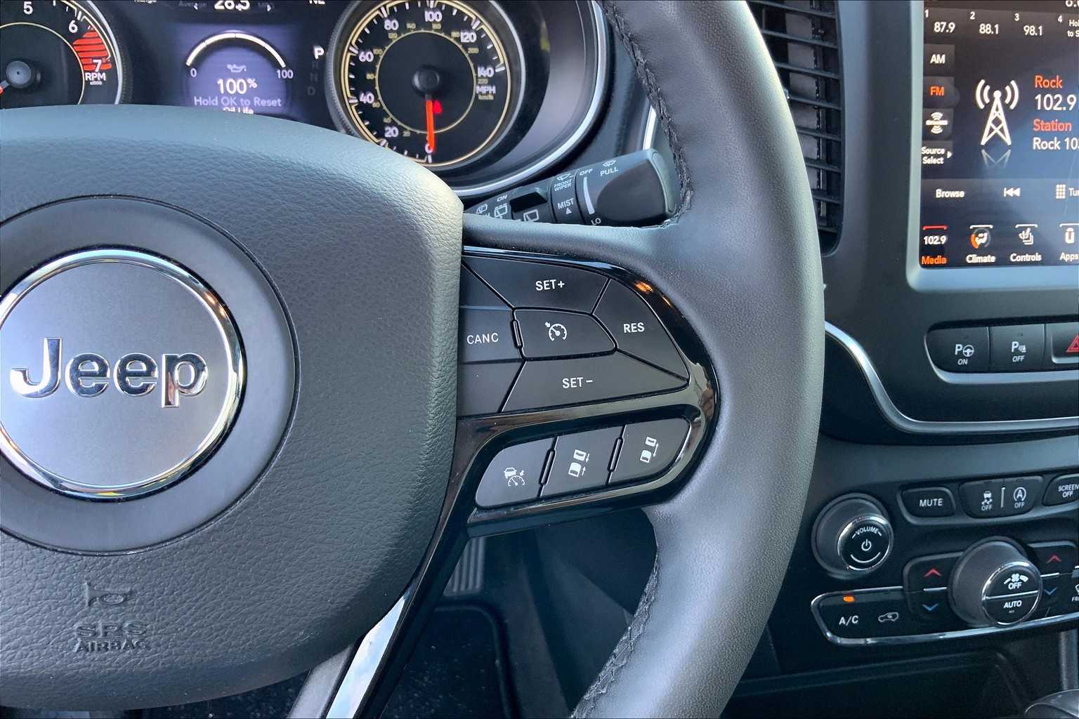 2023 Jeep Cherokee Altitude Lux photo 19