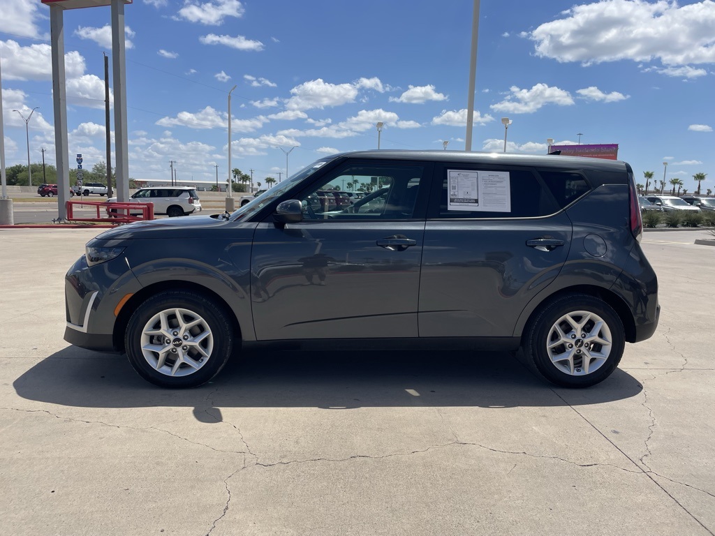 2023 Kia Soul LX photo 2