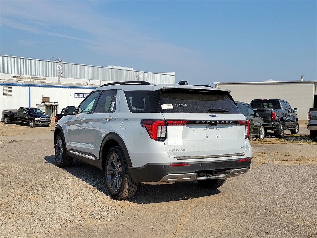 2025 Ford Explorer photo 3