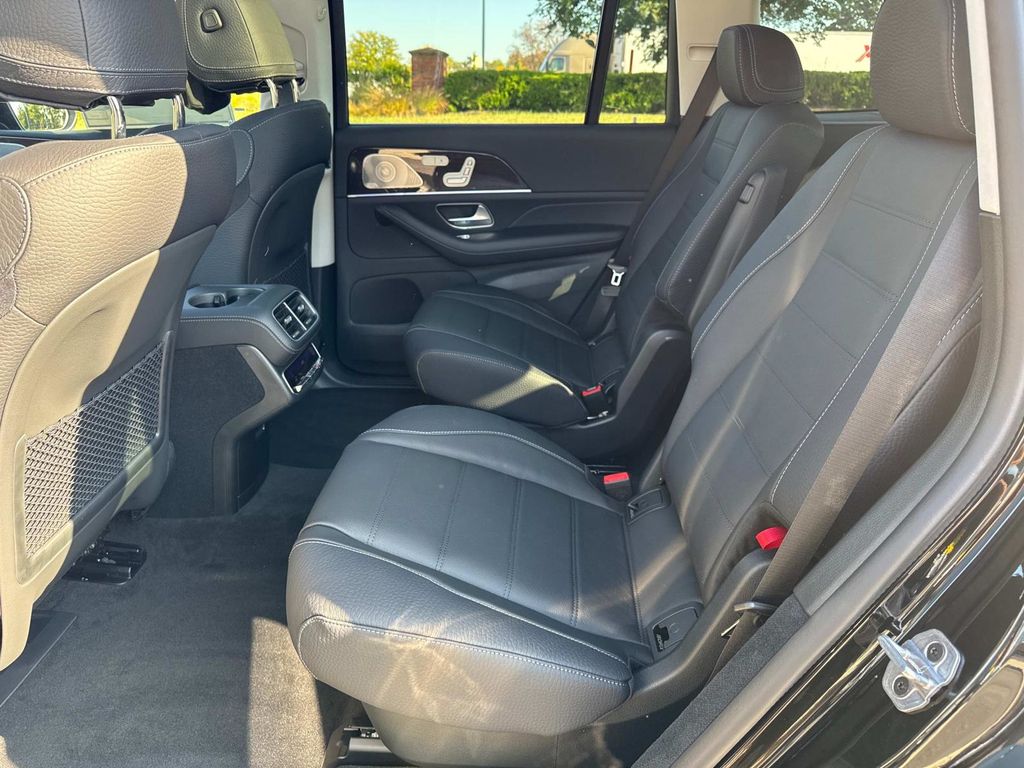 2026 Mercedes Benz GLS 450 4MATIC photo 13