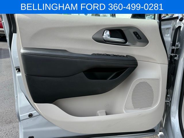 2024 Chrysler Pacifica Touring L photo 14