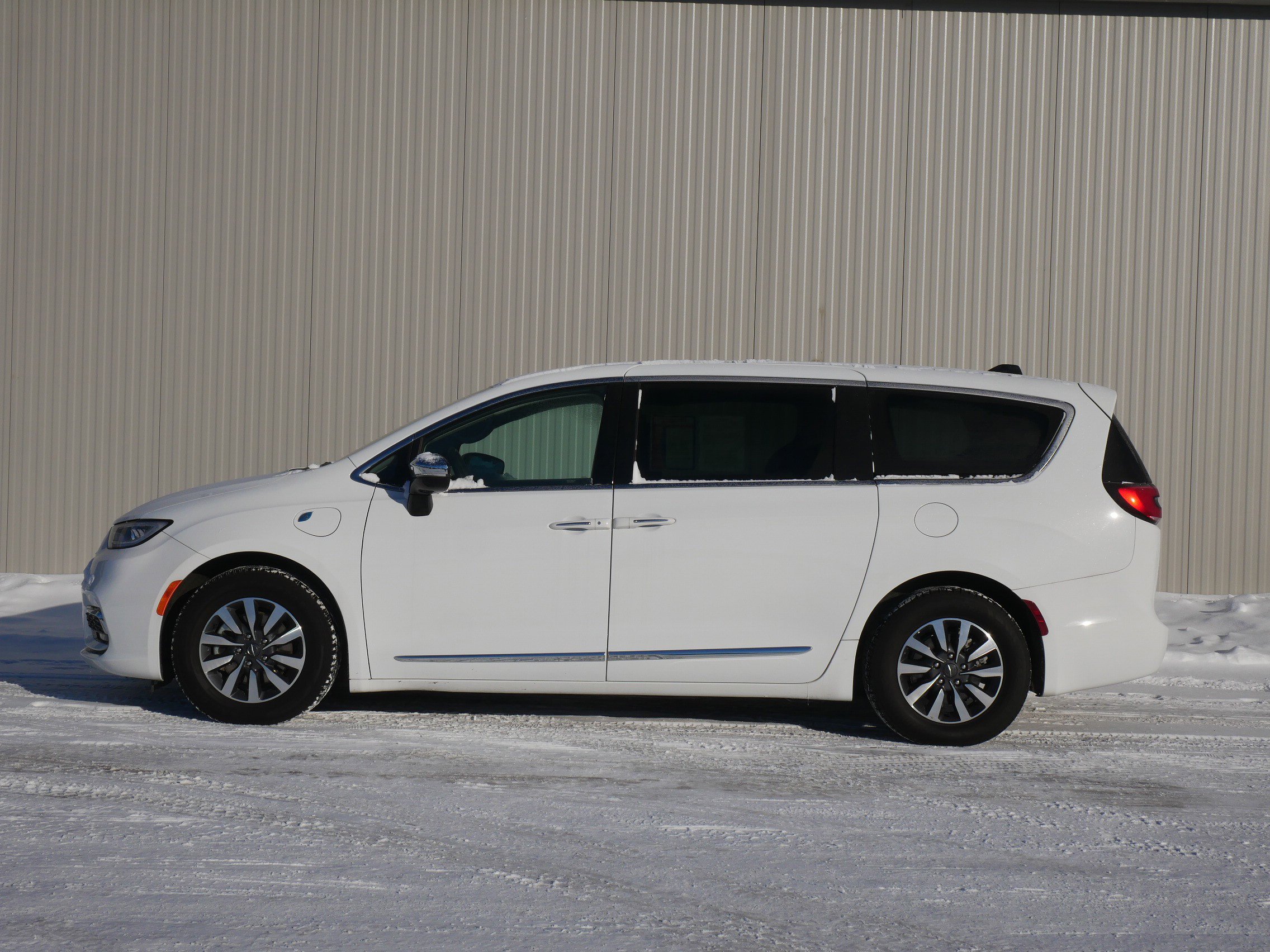 Used 2023 Chrysler Pacifica Hybrid Limited with VIN 2C4RC1S79PR622322 for sale in Hastings, Minnesota