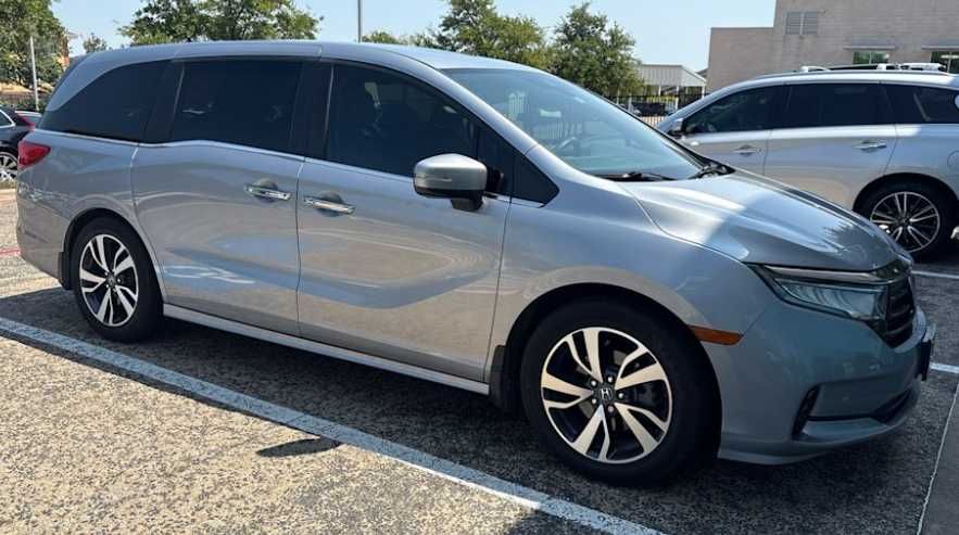 2022 Honda Odyssey Touring photo 2
