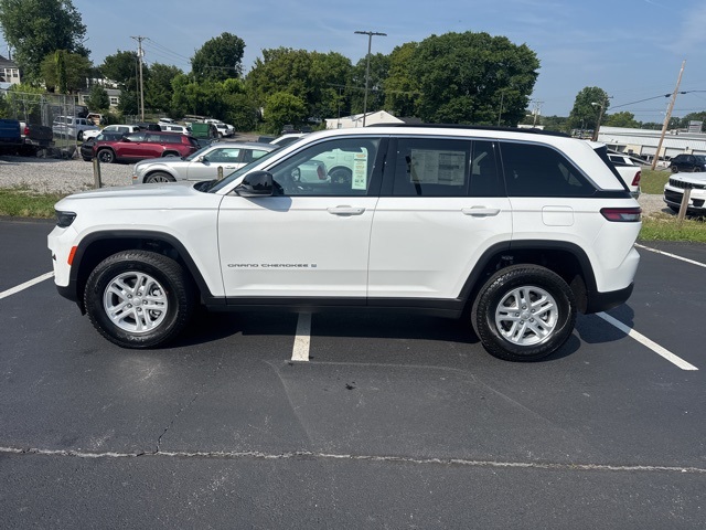 2025 Jeep Grand Cherokee Laredo photo 4