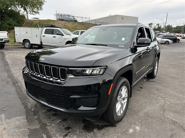 2025 Jeep Grand Cherokee Laredo photo 2