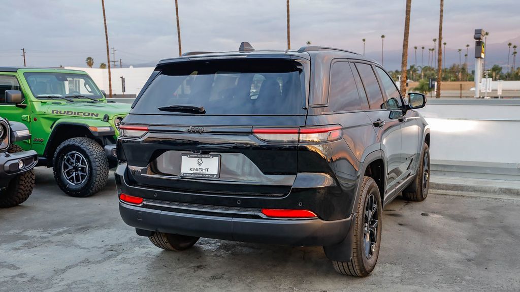 2025 Jeep Grand Cherokee Laredo Altitude photo 3