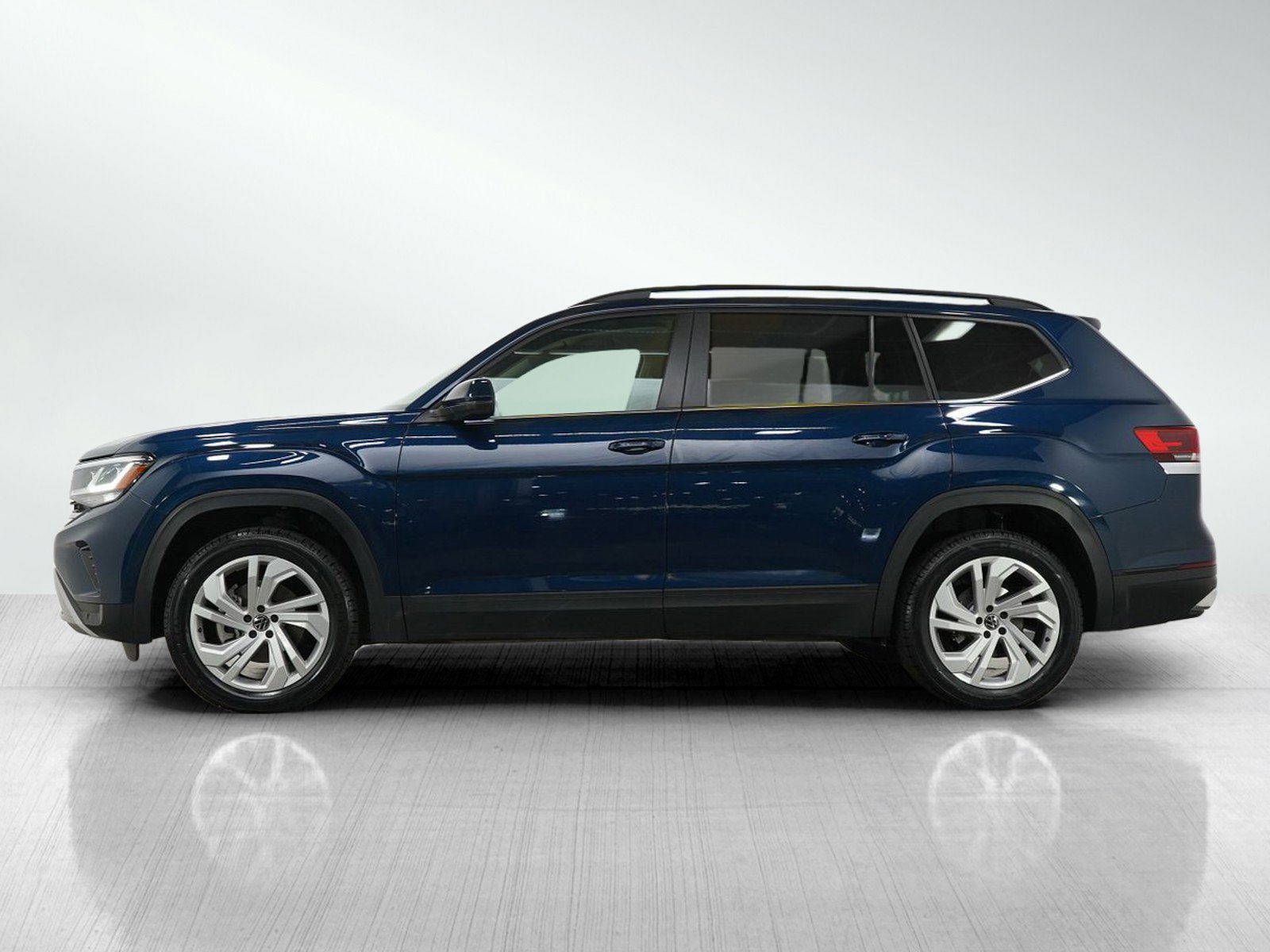 Used 2021 Volkswagen Atlas SE w/Tech with VIN 1V2KR2CA5MC578273 for sale in Burnsville, Minnesota