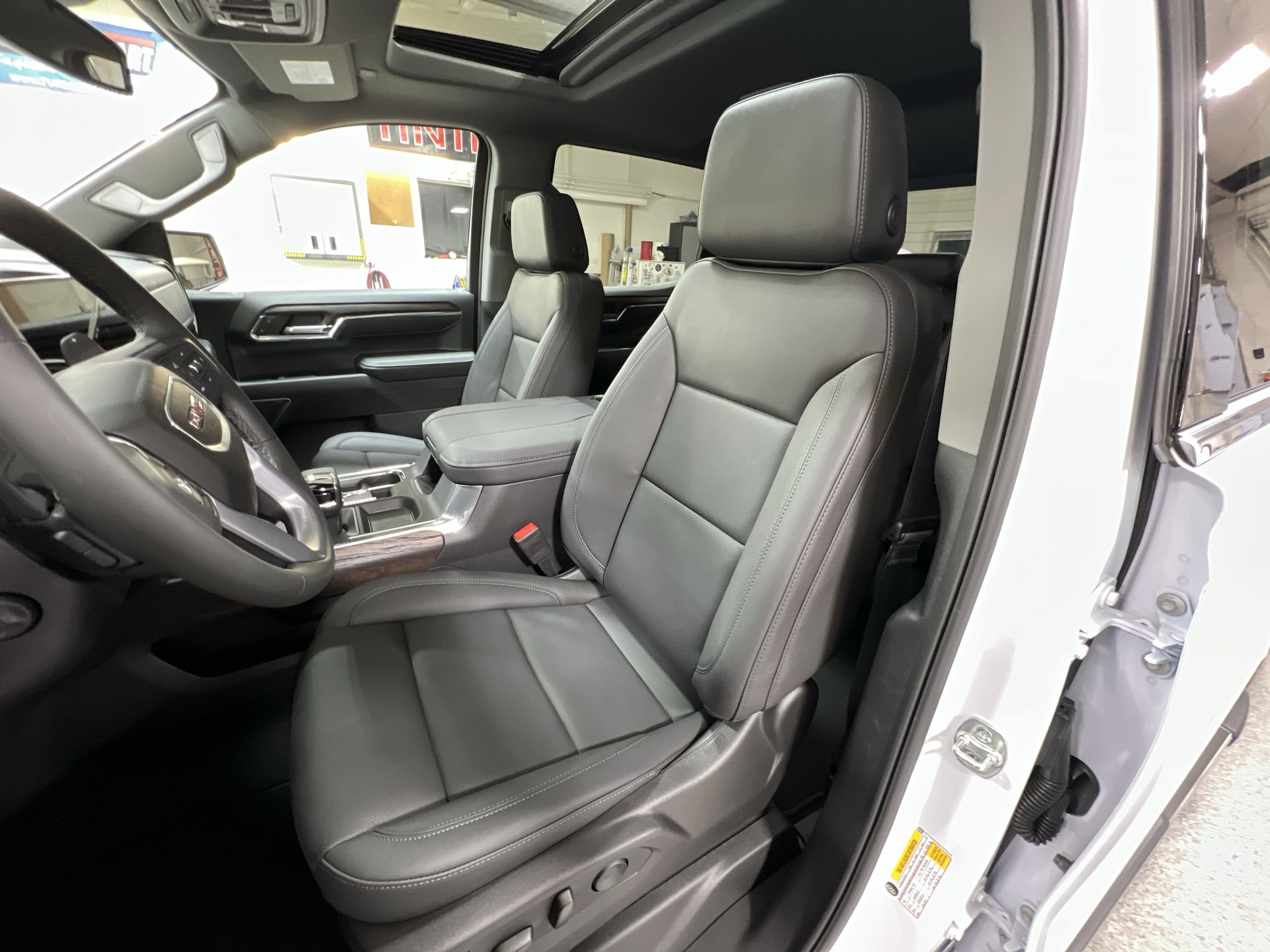 New 2025 White Frost Tricoat GMC SLT image 79