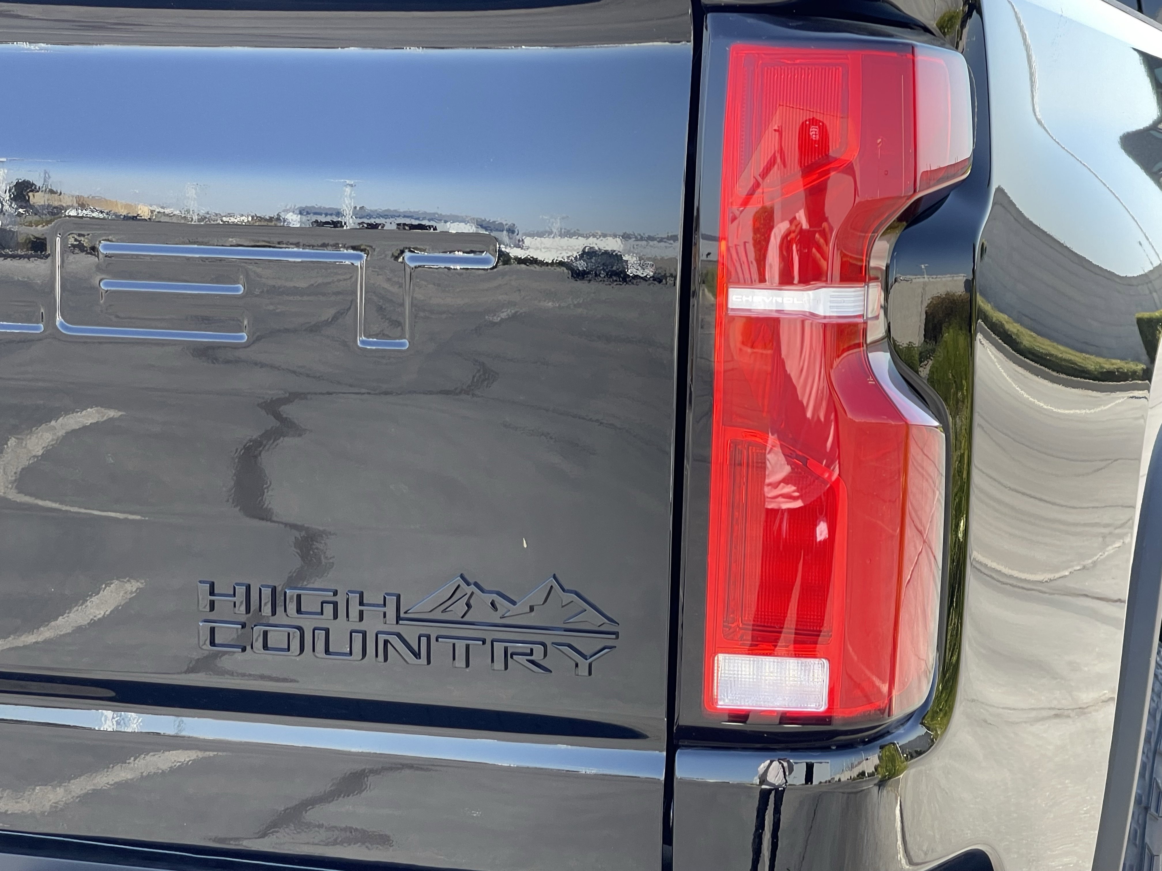 2025 Chevrolet Silverado 2500HD High Country photo 2
