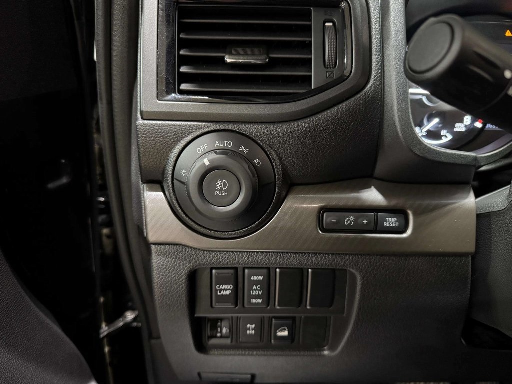 2024 Nissan Titan Crew Cab photo 19