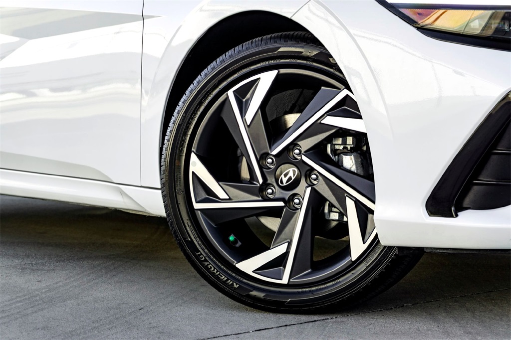 2025 Hyundai Elantra SEL Convenience photo 2