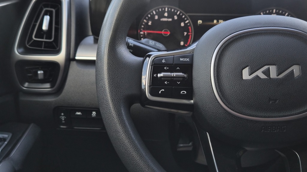 2023 Kia Sorento LX photo 18