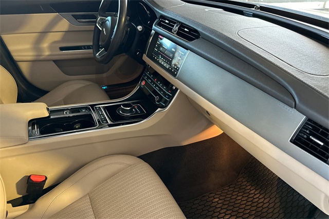 2020 Jaguar XF 25t Prestige photo 13