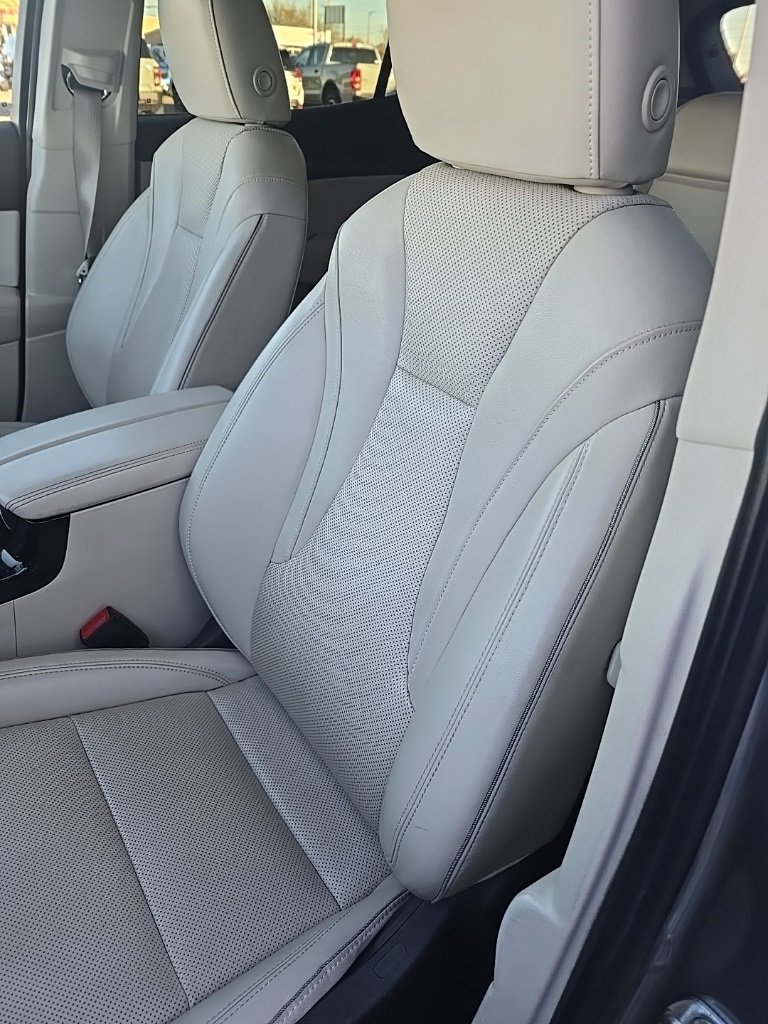 2022 Buick Envision Essence's photo