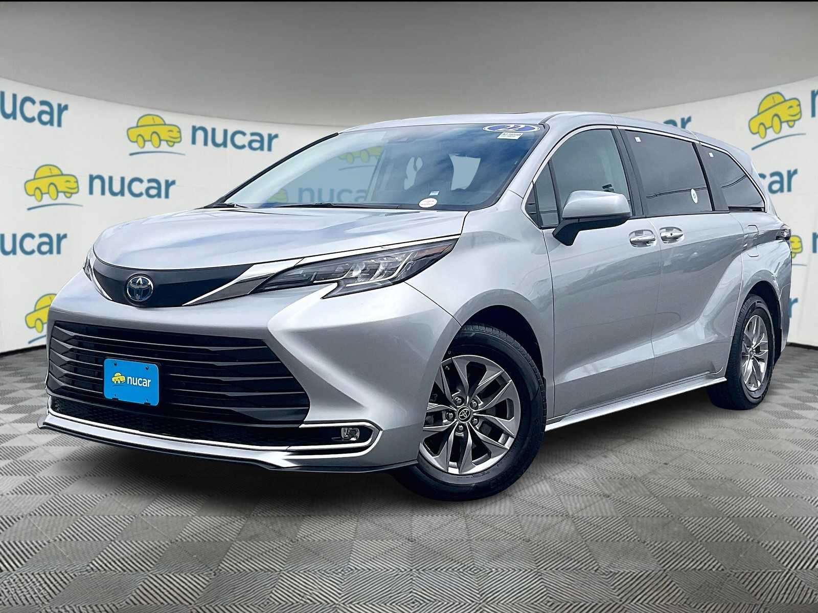 2022 Toyota Sienna XLE photo 3