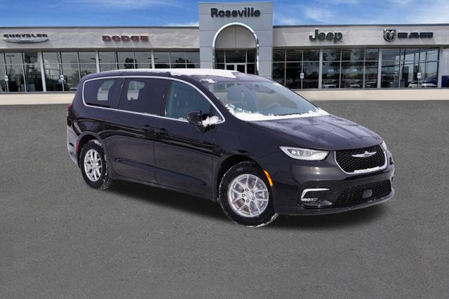 2026 Chrysler Pacifica Select's photo