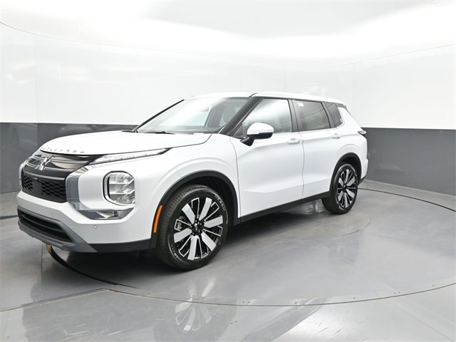 2025 Mitsubishi Outlander SE's photo