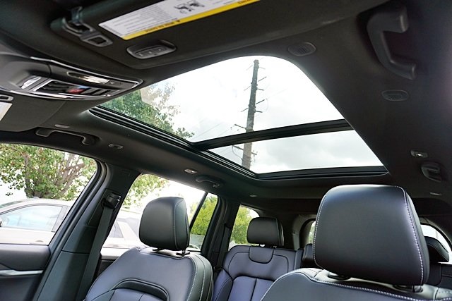 New 2025 Baltic Gray Metallic Clear-Coat Exterior Paint Jeep Limited image 19