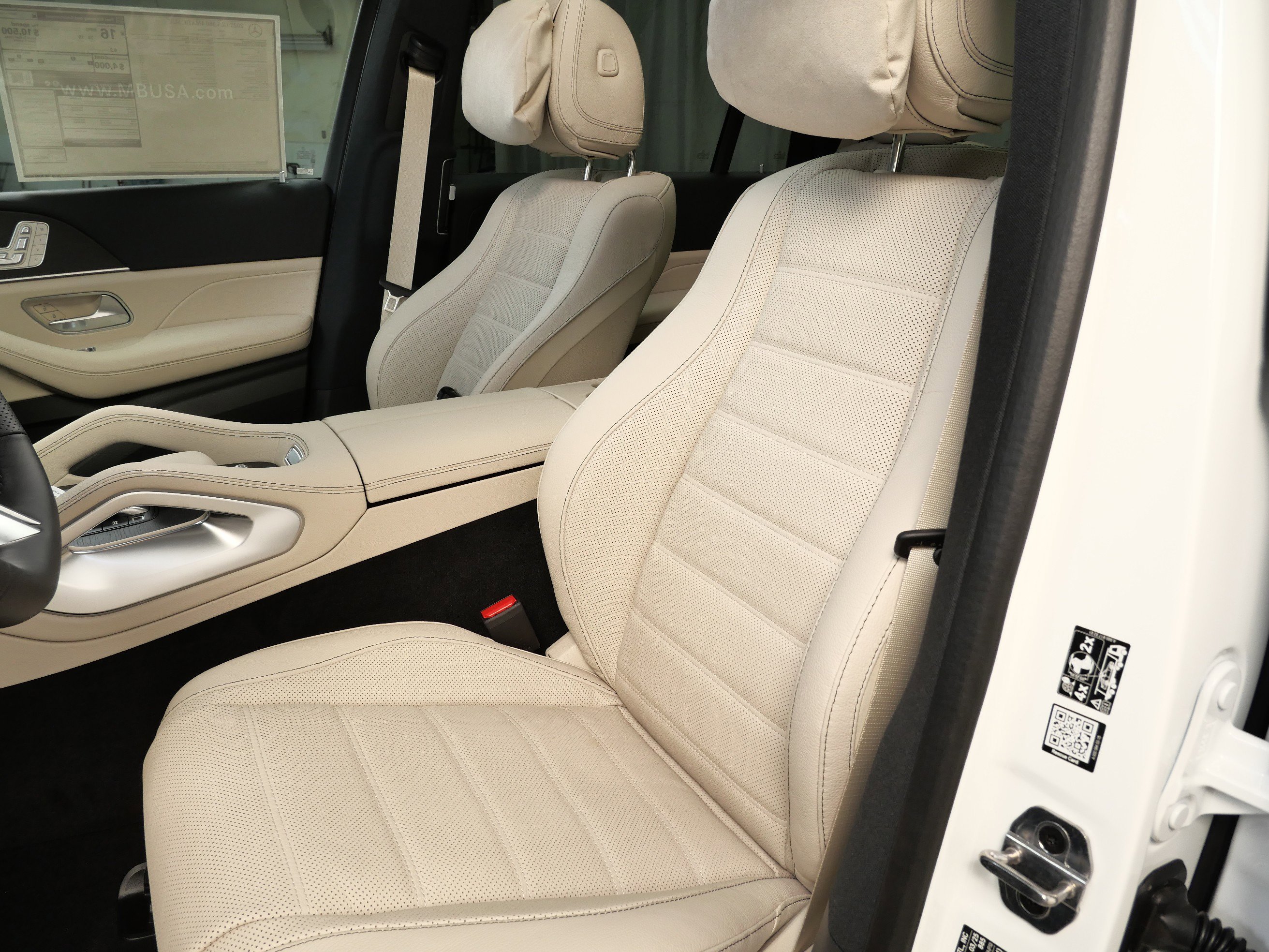 2025 Mercedes Benz GLS 580 4MATIC photo 2