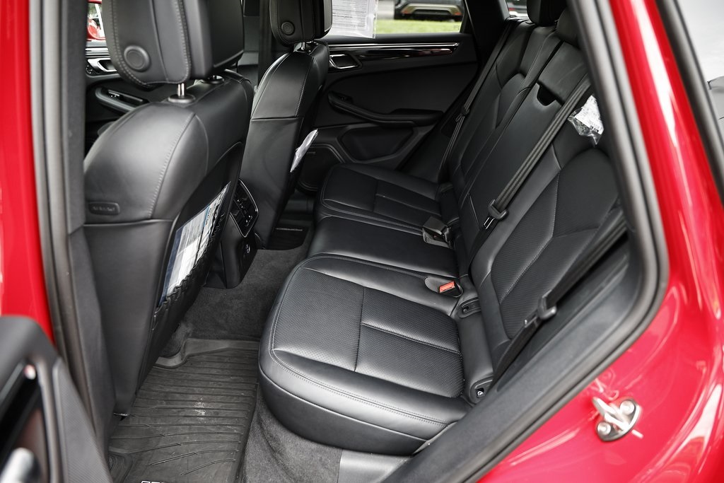 2025 Porsche Macan T photo 27