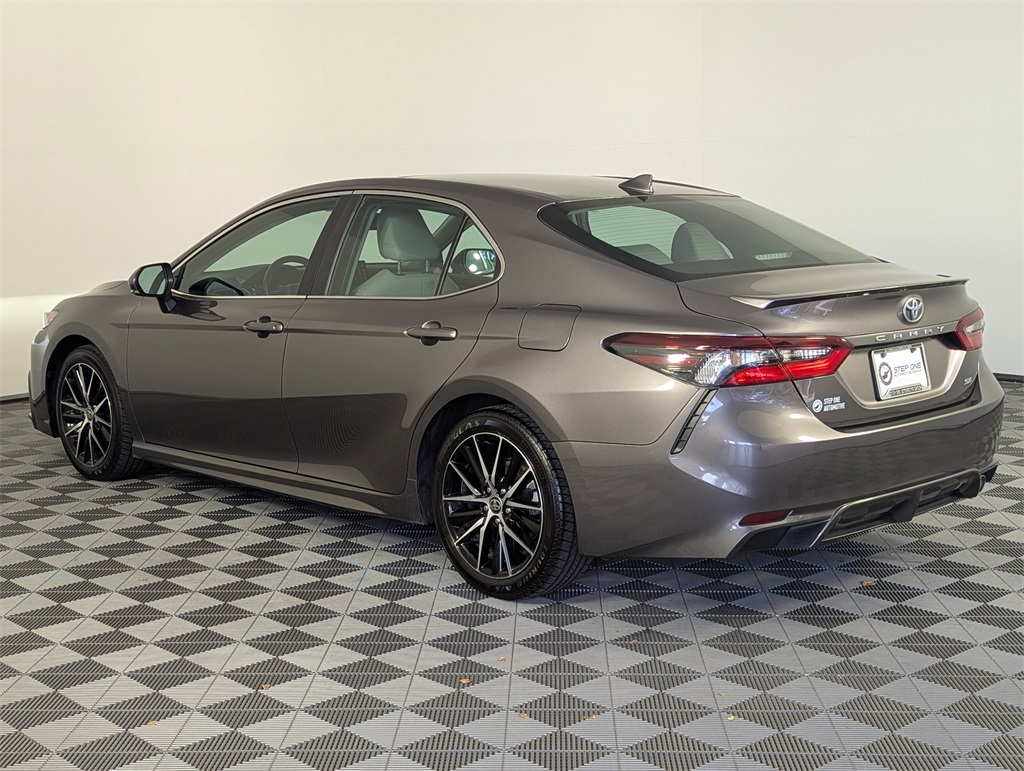 2022 Toyota Camry SE photo 4