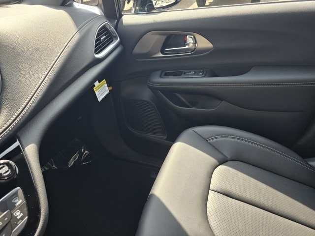 2026 Chrysler Pacifica photo 14