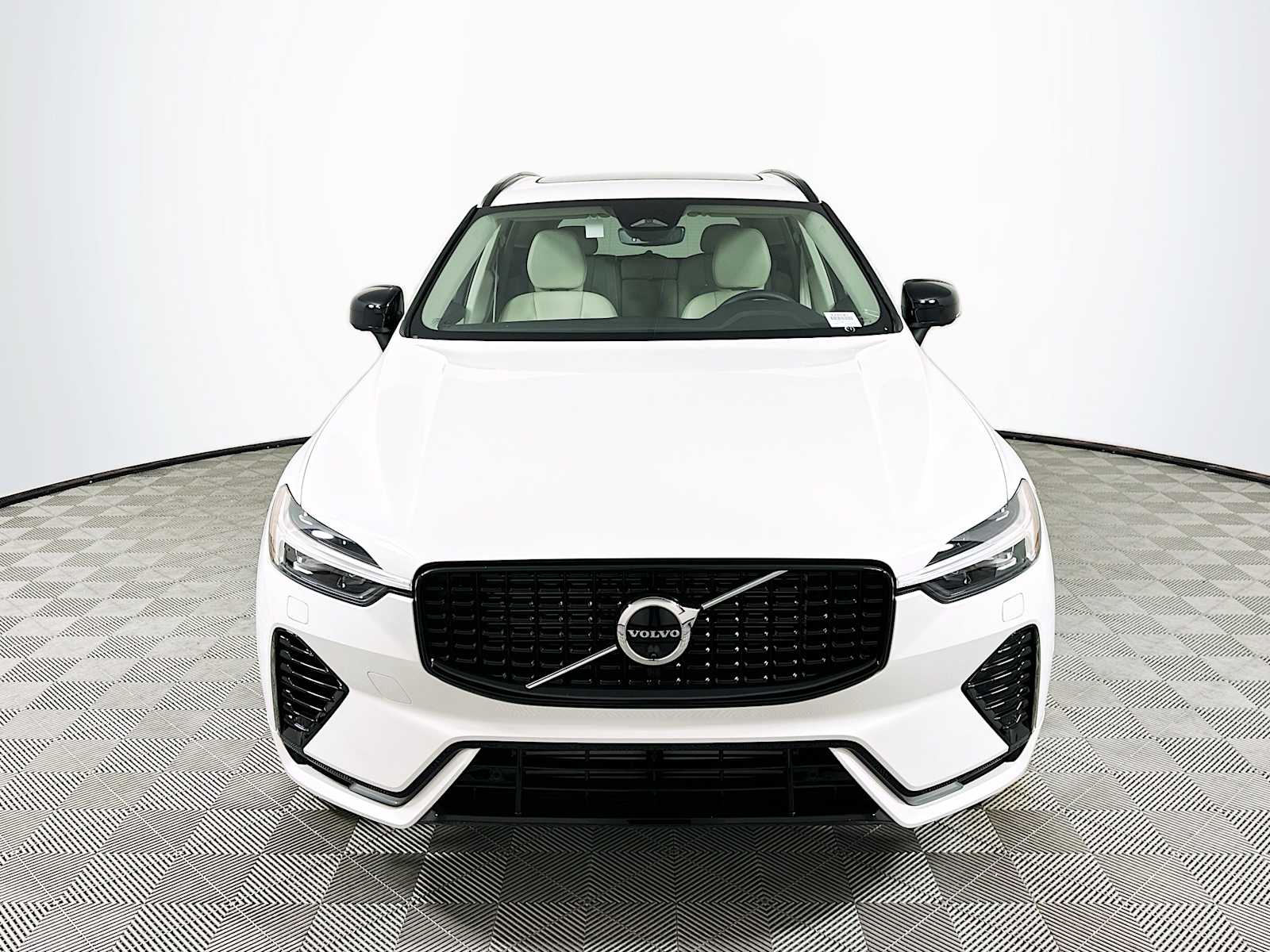 2025 Volvo XC60 T8 Plus photo 2