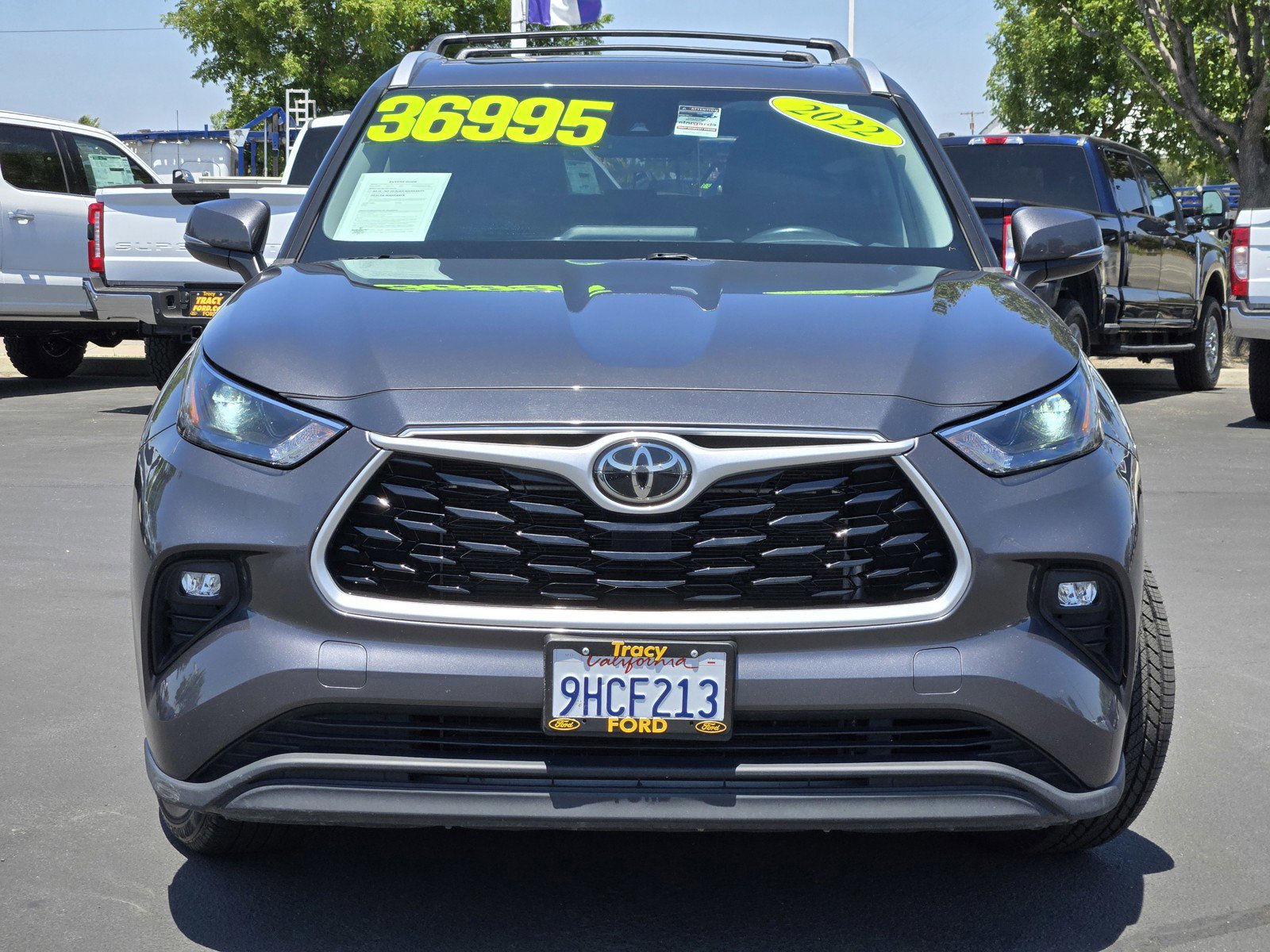 2022 Toyota Highlander XLE photo 2