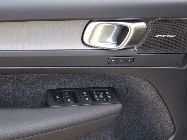 2025 Volvo XC40 AWD Plus photo 8