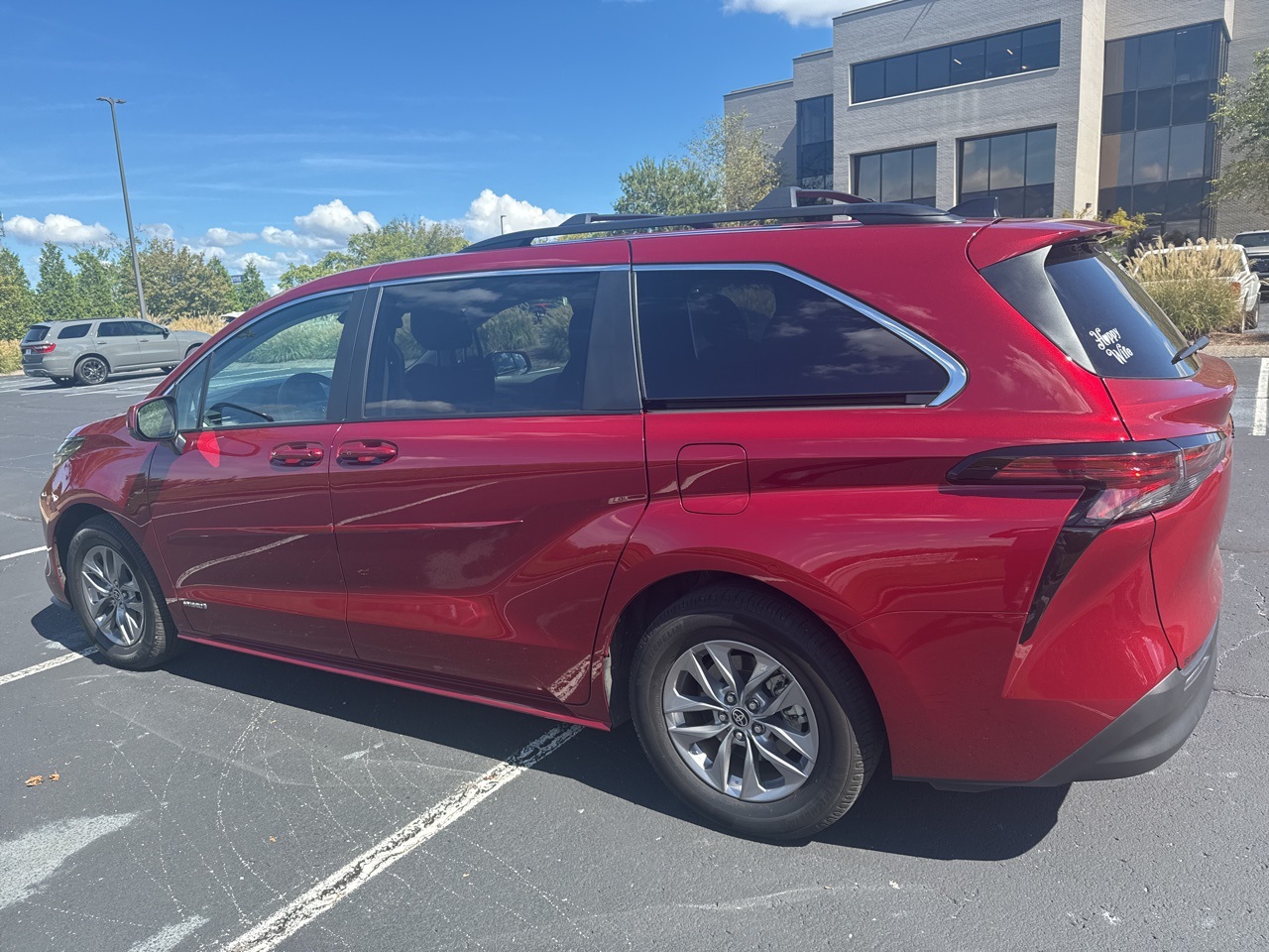 2021 Toyota Sienna LE photo 2
