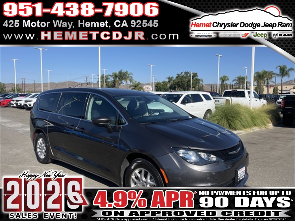 Pre-Owned 2022 Chrysler Voyager LX's photo