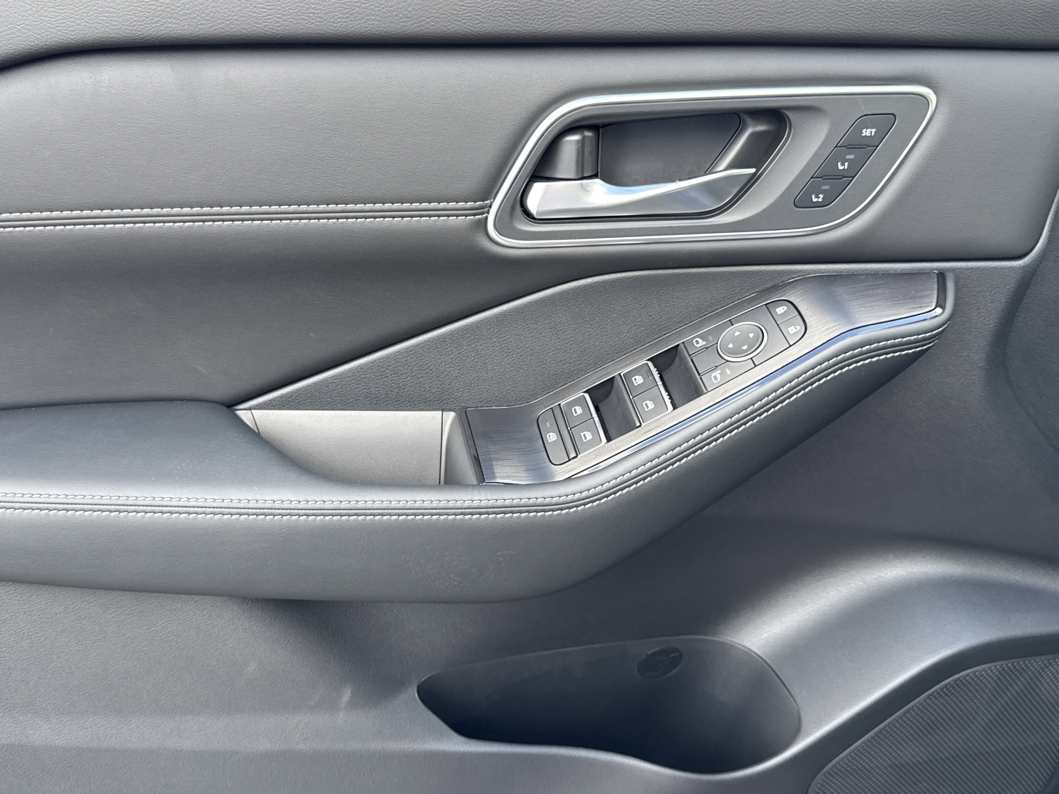 2026 Nissan Rogue Platinum photo 3
