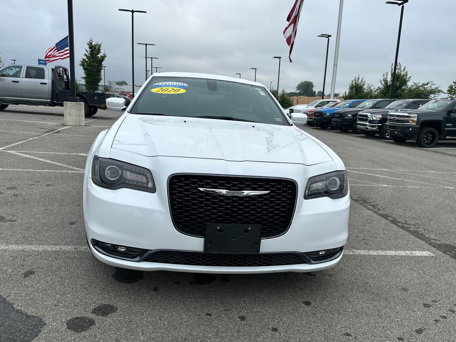 2020 Chrysler 300 photo 2