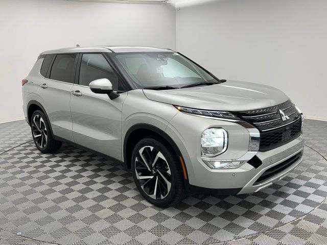 2024 Mitsubishi Outlander SE photo 3