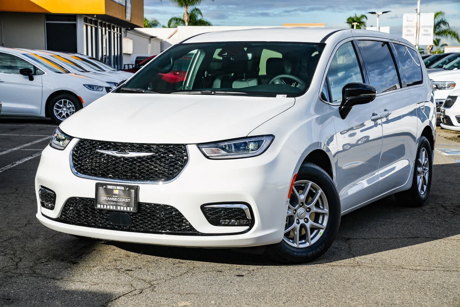 2026 Chrysler Pacifica Select's photo