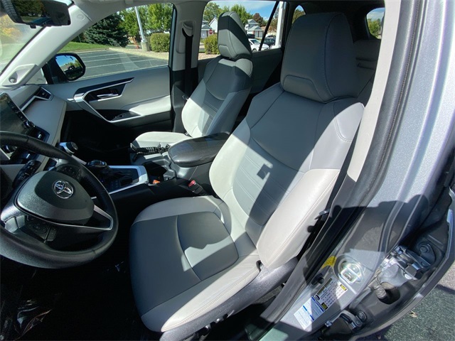 2020 Toyota RAV4 XLE Premium photo 3