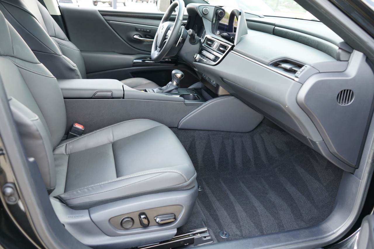 2025 Lexus ES 350 photo 13