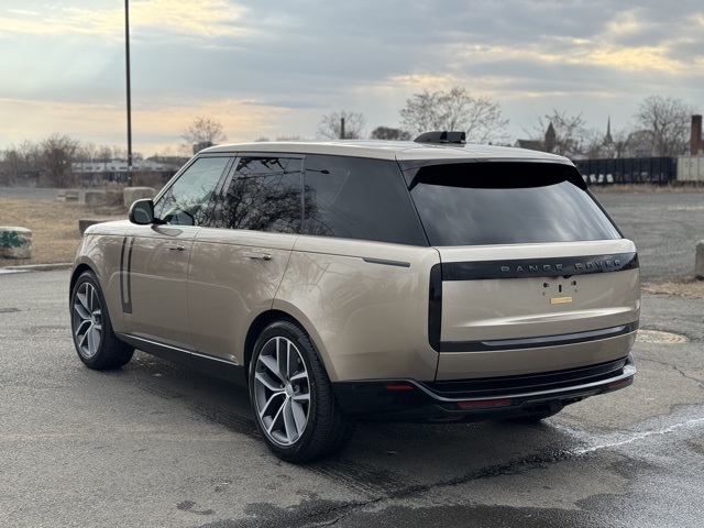 2025 Land Rover Range Rover SE photo 3