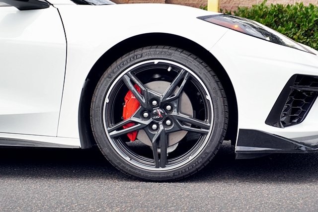 Used 2021 White Chevrolet Stingray image 7