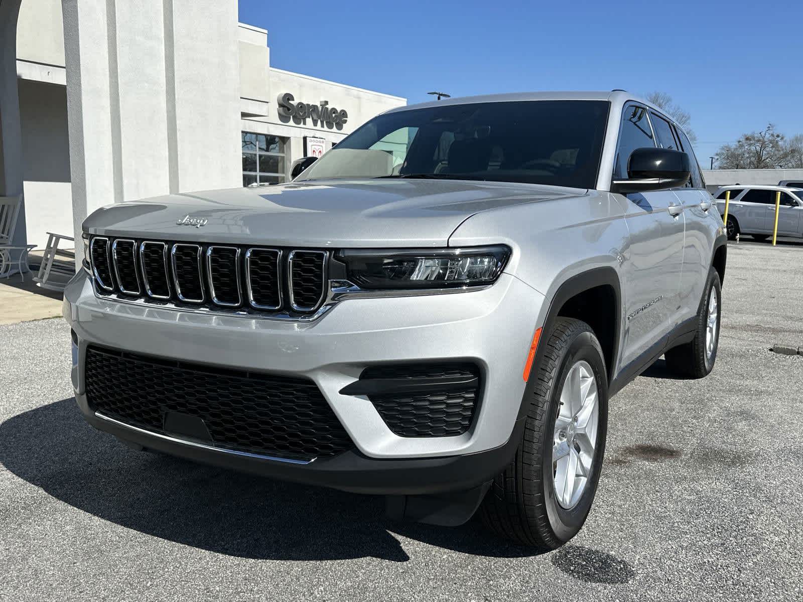 2025 Jeep Grand Cherokee Laredo X photo 3